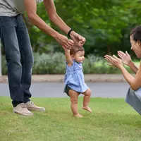 Bayi belajar berjalan. (iStockphoto)