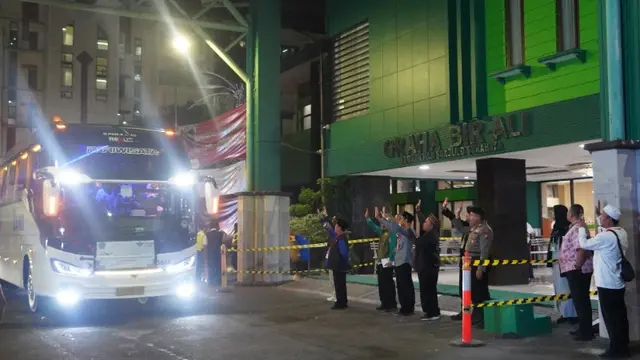 Proses pemberangkatan jemaah haji di AHES. (Foto: Kemenag Jatim) 