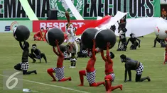 Penari berkostum Hanoman mengangkat trophi Piala Presiden usai membawakan tarian kontemporer di Stadion Maguwoharjo, Sleman, Sabtu (4/2). 100 penari D.I. Yogyakarta tampil memeriahkan pembukaan Piala Presiden 2017. (Liputan6.com/Helmi Fithriansyah)
