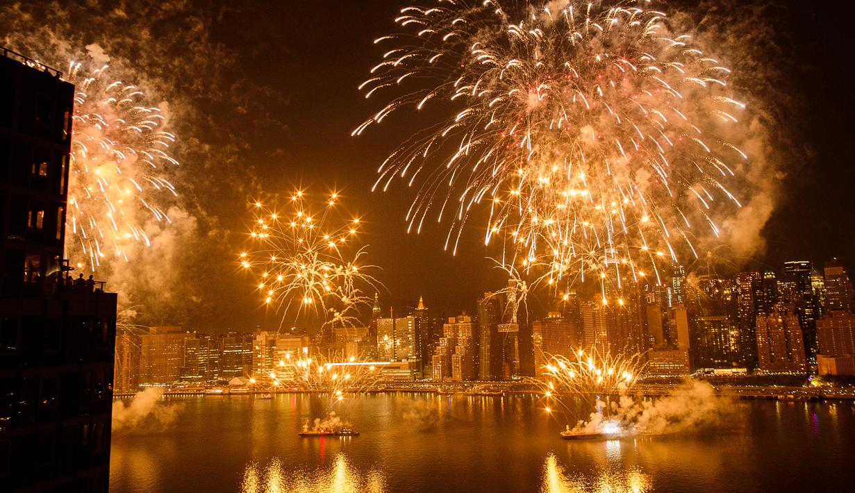 Kembang api meledak berlatar belakang cakrawala kota New York pada perayaan Hari kemerdekaan Amerika Serikat di atas Sungai Timur, Rabu (4/7). AS merayakan hari kemerdekaan yang jatuh pada 4 Juli atau dikenal Independence Day 4th July. (AP/Andres Kudacki)