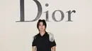 Dengan bahu fringe yang sama, aktor Jepang Tomohisa Yamashita tampil dengan polo shirt hitam dan jeans [Dior]