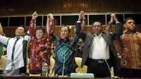 Anggota DPR Lintas Fraksi mendeklarasikan untuk menyelamatkan Kehormatan DPR, meminta Setya Novanto Turun Dari Jabatannya, Jakarta, Selasa (15/12). Aksi dilakukan karena keprihatinan sidang MKD terkait Kasus Setya Novanto. (Liputan6.com/Johan Tallo)