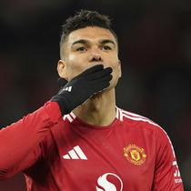 Gelandang Manchester United (MU), Casemiro, menyapa suporter di Old Trafford saat ditarik keluar dalam laga melawan Real Sociedad pada leg kedua 16 besar Liga Europa 2024/2025, Jumat (14/3/2025) dini hari WIB. (AP Photo/Dave Thompson)