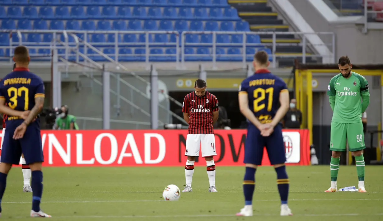 Para pemain AC Milan dan AS Roma mengheningkan cipta sebelum bertanding pada pertandingan Serie A di Stadion San Siro, Milan, Minggu (28/6/2020). AC Milan naik ke posisi 7 klasemen dengan 42 poin usai mengalahkan AS Roma 2-0. (AP Photo/Luca Bruno)