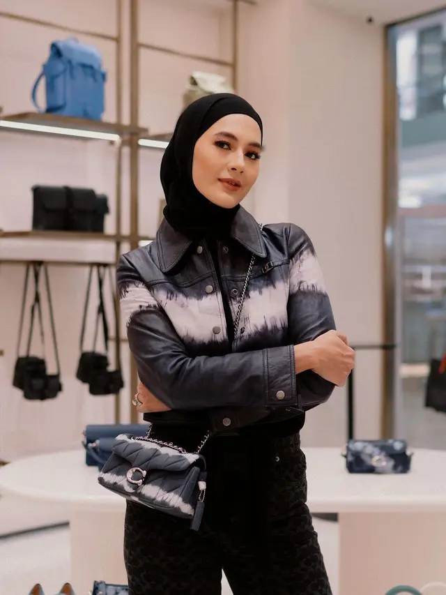 6 Gaya Fashion Paula Verhoeven saat kenakan Hijab Pashmina, Selalu Pancarkan Aura Model
