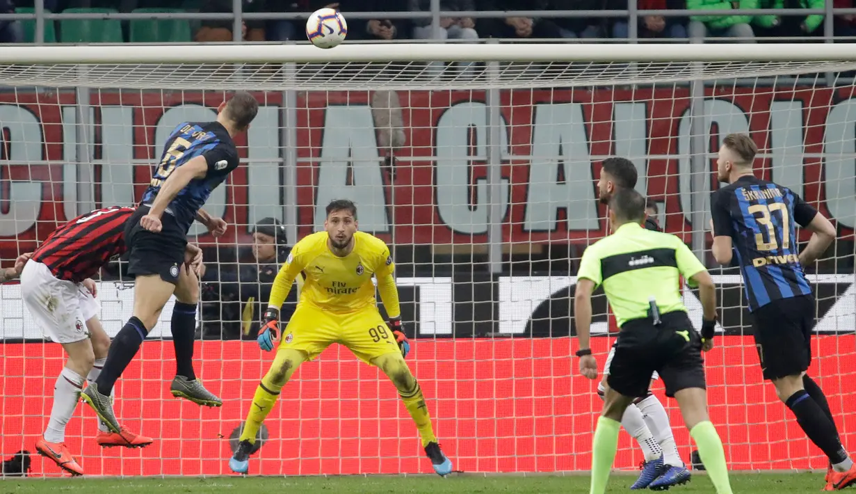 Pemain Inter Milan Stefan De Vrij (kedua kiri) mencetak gol ke gawang AC Milan lewat sundulan dalam laga pekan 28 Liga Italia Serie A di Stadion San Siro, Milan, Minggu (17/3). Inter menang 3-2. (AP Photo/Luca Bruno)