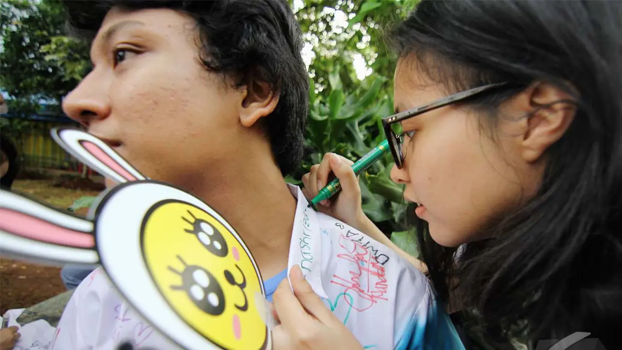 Luapkan Kegembiraan, Para Siswa Coret Seragam