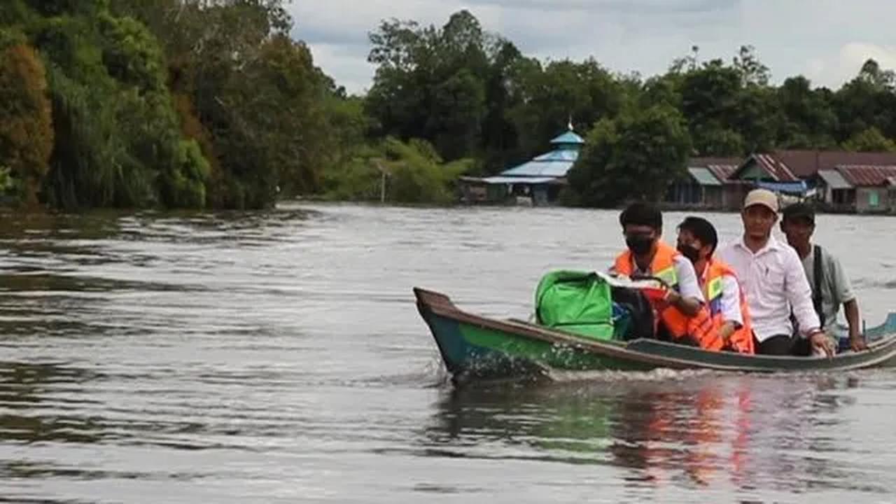 Asmar menyebutkan, sebelum pembangunan permanen, pihaknya mencari solusi agar masyarakat bisa menyeberang. Mereka menyiapkan sampan bermesin untuk layani warga.