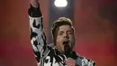 Mark Feehily dari Westlife tampil pada pertunjukan di Wembley Stadium, London, Inggris, 6 Agustus 2022.  Westlife membuat debut mereka di venue berkapasitas 90 ribu dengan tiket pertunjukan yang terjual habis. (Aaron Chown/PA via AP)