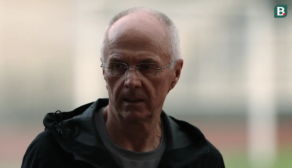 Pelatih Filipina, Sven-Goran Eriksson, mengamati anak asuhnya saat latihan di Stadion Madya Senayan, Jakarta, Selasa (22/11). Latihan ini persiapan jelang laga Piala AFF 2018 melawan Indonesia. (Bola.com/Yoppy Renato)