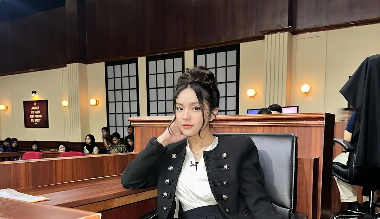 Gaya rambut unik dan berbeda Eca Aura. Ia mengikat rambutnya ke atas dengan gaya high-bun, menyisakan sedikit bagian rambut untuk membingkai wajahnya di sisi kanan-kirinya. [Foto: Instagram/elsaajapasal]