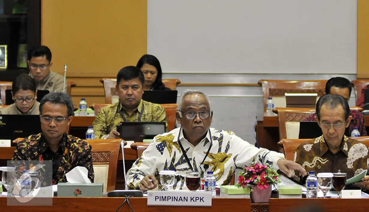 Plt Ketua KPK Taufiequrrahman Ruki (Tengah) bersama Wakil Ketua Zulkarnaen mengikuti rapat dengar pendapat dengan Komisi III DPR di Kompleks Parlemen, Jakarta, Kamis (19/11). Rapat membahas masukan dari KPK mengenai revisi KUHP. (Liputan6.com/Johan Tallo)