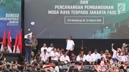 Gubernur DKI Jakarta, Anies Baswedan (kiri) saat peresmian pengoperasian Moda Raya Terpadu Jakarta fase 1 di kawasan Bundaran HI, Minggu (24/3). Acara ini sekaligus pencanangan pembangunan Moda Raya Terpadu Jakarta fase 2. (Liputan6.com/Helmi Fithriansyah)