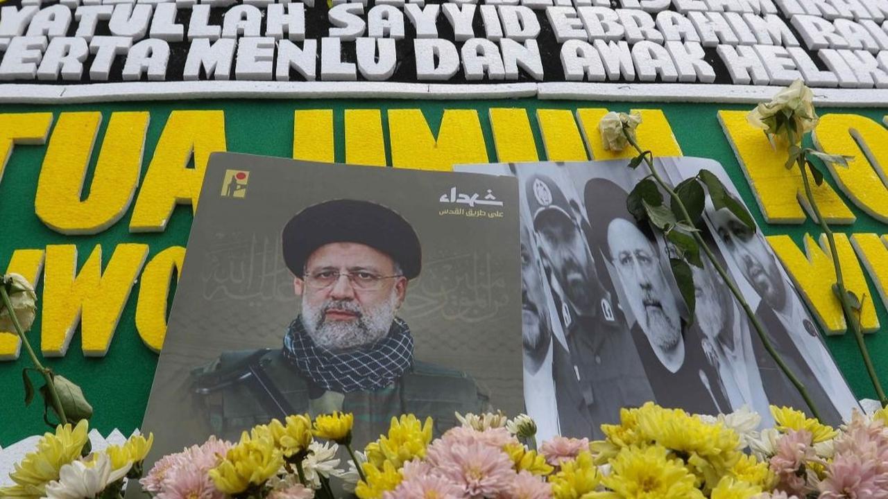 Sederet karangan bunga menghiasi depan Kantor Kedutaan Besar Iran, Jakarta, Selasa (21/5/2024). Karangan bunga tersebut untuk memberikan bela sungkawa atas insiden meninggalnya Presiden Iran, Menteri Luar Negeri, beserta rombongan. Foto: Liputan6.com / He