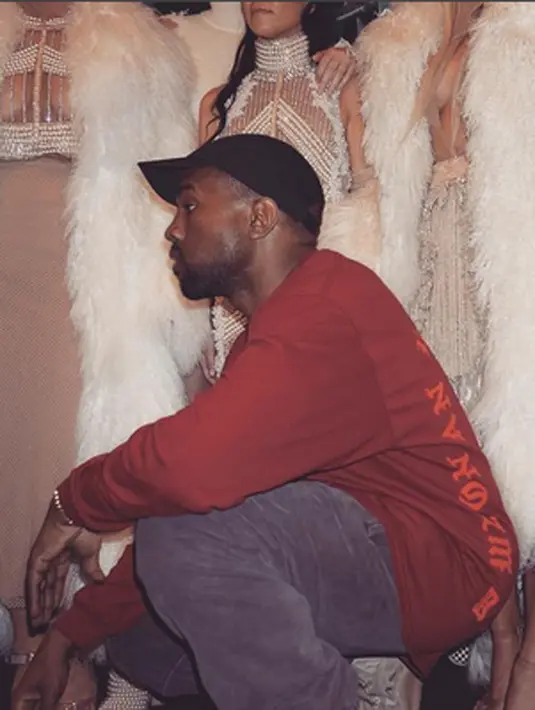 Kemesraan juga ditunjukan lewat unggahannya di akun Kim berupa foto sang suami. Di dalam foto itu, Kim mengungkapkan kebaganggannya memiliki Kanye di kehidupannya. (Instagram/Kimkardashian)