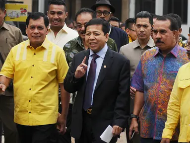 Ketua Umum Partai Golkar, Setya Novanto (tengah) berjalan menuju ruang rapat utama gedung DPP Partai Golkar, Jakarta, Selasa (18/7). Rapat membahas situasi poltik terkini. (Liputan6.com/Helmi Fithriansyah)