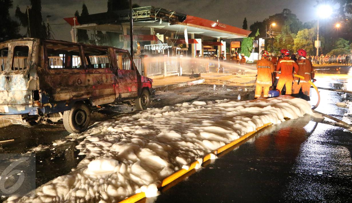 Petugas pemadam kebakaran menggunakan busa untuk memadamkan api yang membakar tangki BBM di SPBU depan Asrama Haji Pondok Gede, Jakarta, Jumat (18/12) dini hari. Tak ada korban dalam peristiwa tersebut. (Liputan6.com/Herman Zakharia)