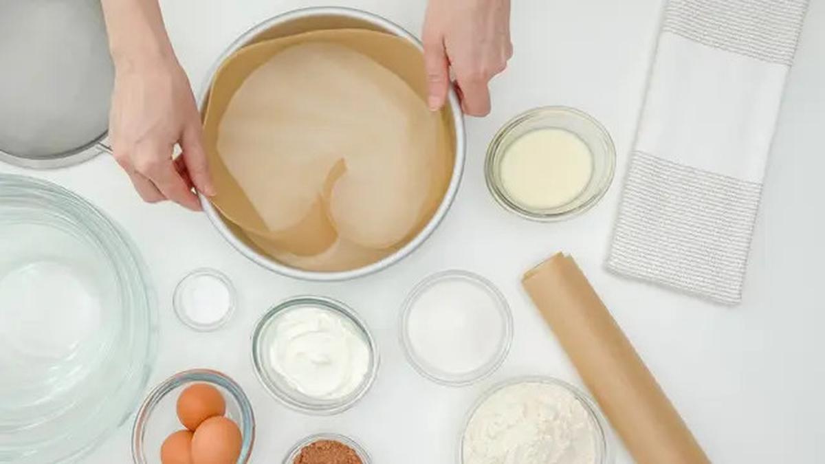 Trik Praktis Agar Kue Tidak Lengket di Loyang Tanpa Taburan Tepung