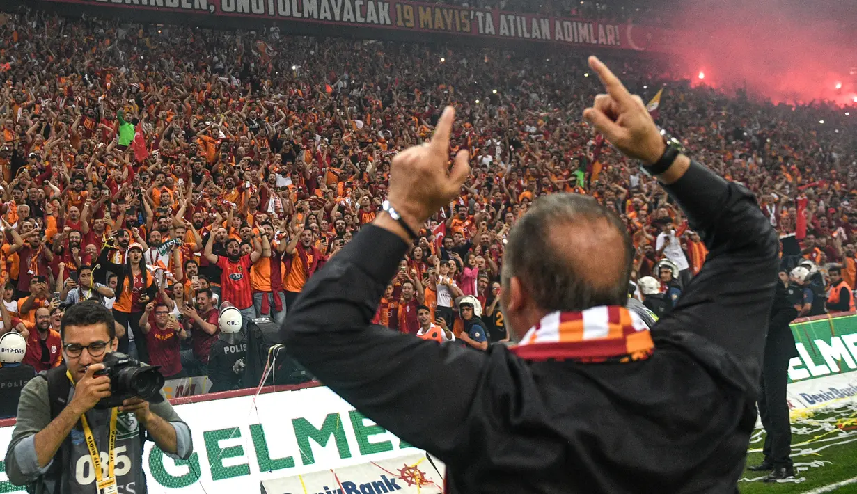 Pelatih Galatasaray Fatih Terim menyapa suporter saat merayakan gelar Liga Turki usai pertandingan melawan Istanbul Basaksehir di Turk Telekom Arena di Istanbul (19/5/2019). Galatasaray memastikan gelar liga Turki ke-22 usai mengalahkan Istanbul Basaksehir 2-1. (AFP Photo/Bulent Kilic)