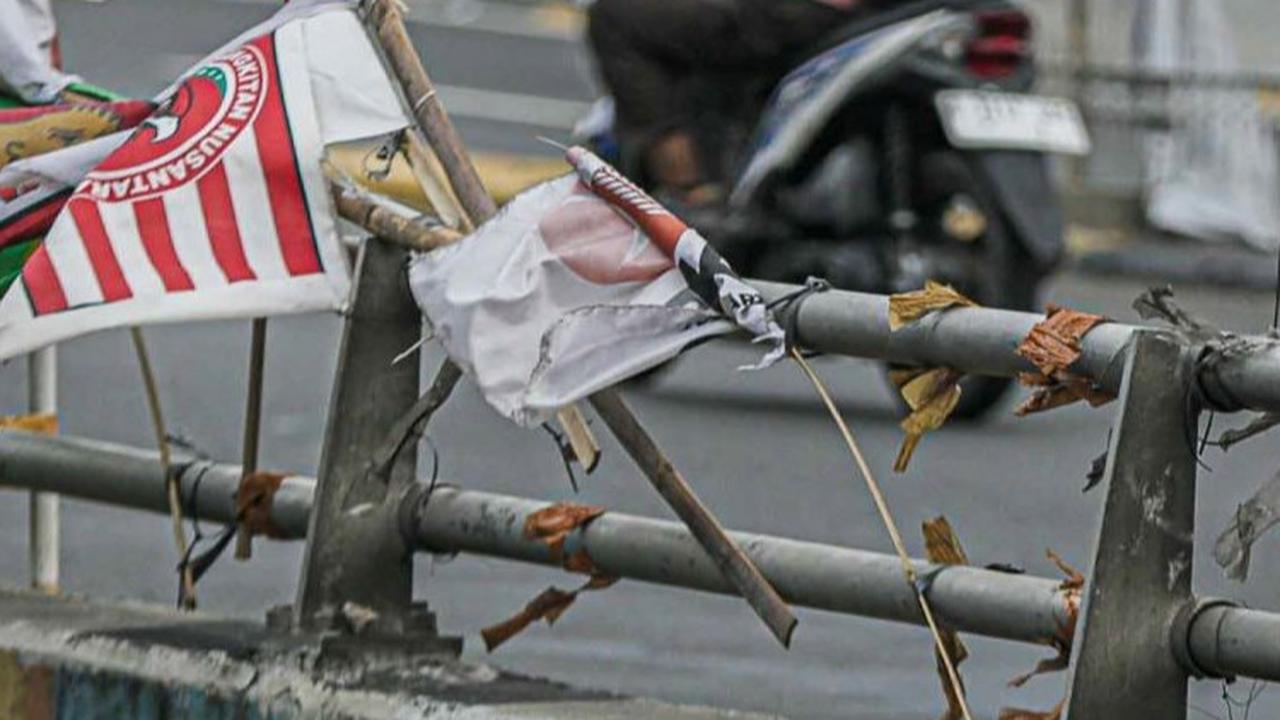 FOTO: Pemandangan Flyover di Jakarta yang Kumuh Dipenuhi Bendera Partai Politik