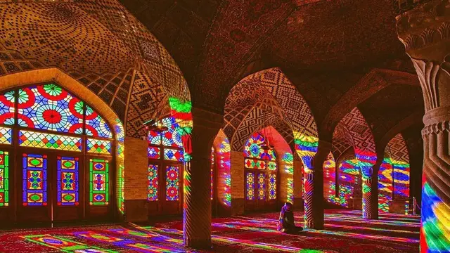 6 Potret Megah Masjid Tradisional Nasir-Ol-Molk, Interiornya Serba Pink