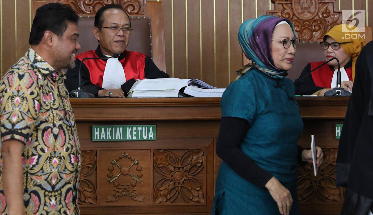 Terdakwa kasus penyebaran berita bohong atau hoaks Ratna Sarumpaet (kanan) meninggalkan Presiden Konfederasi Serikat Pekerja Indonesia (KSPI) Said Iqbal (kiri) dalam sidang lanjutan di PN Jakarta Selatan, Selasa (9/4). Keduanya cipika cipiki saat bertemu dalam sidang. (Liputan6.com/ImmanuelAntonius)