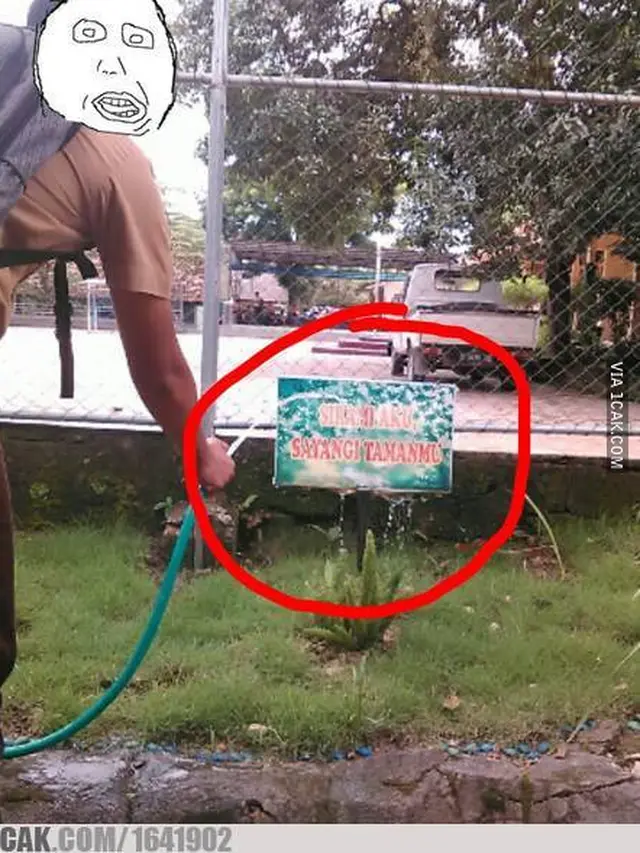 7 Pemberitahuan Nyeleneh di Taman Wisata Ini Bikin Senyum Nyengir