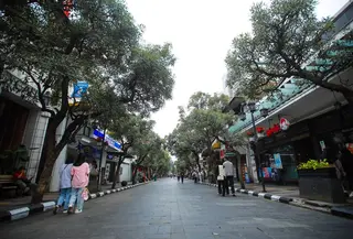 Situasi Jalan Braga, Kota Bandung, saat  Braga Free Vehicle atau Braga Bebas Kendaraan (4/5/2024). (Dok. Bandung)