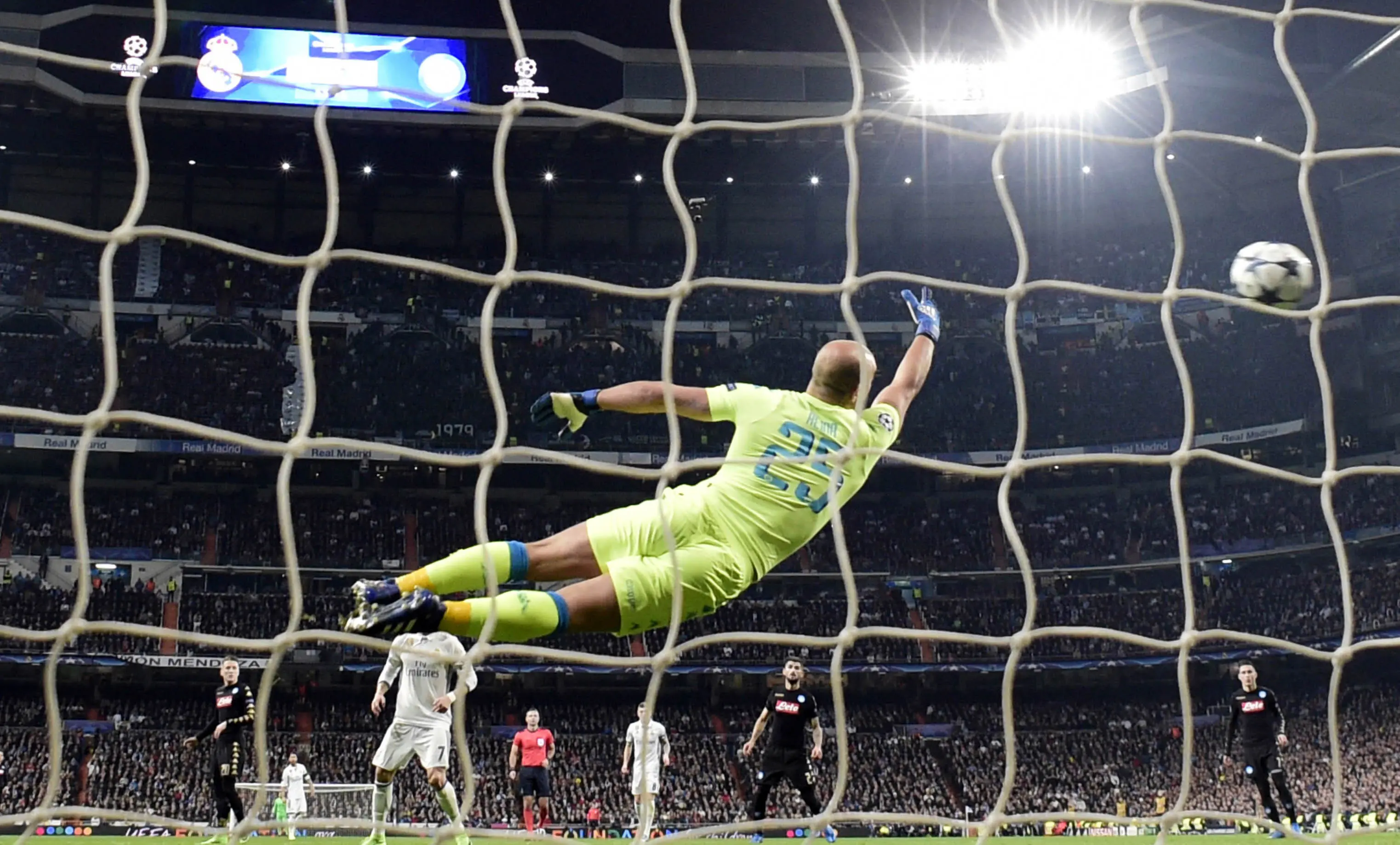 Casemiro membobol gawang Pepe Reina saat Real Madrid menjamu Napoli pada babak 16 Besar Liga Champions. (AFP/Javier Soriano)