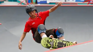 Skateboarder Indonesia, Jason Dennis Lijnzaat melakukan gerakan trik pada final taman putra Asian Games 2018 di arena roller sport Jakabaring, Palembang, Rabu (29/8). Jason meraih medali perak dengan mengumpulkan 68,33 poin. (AP/Vincent Thian)