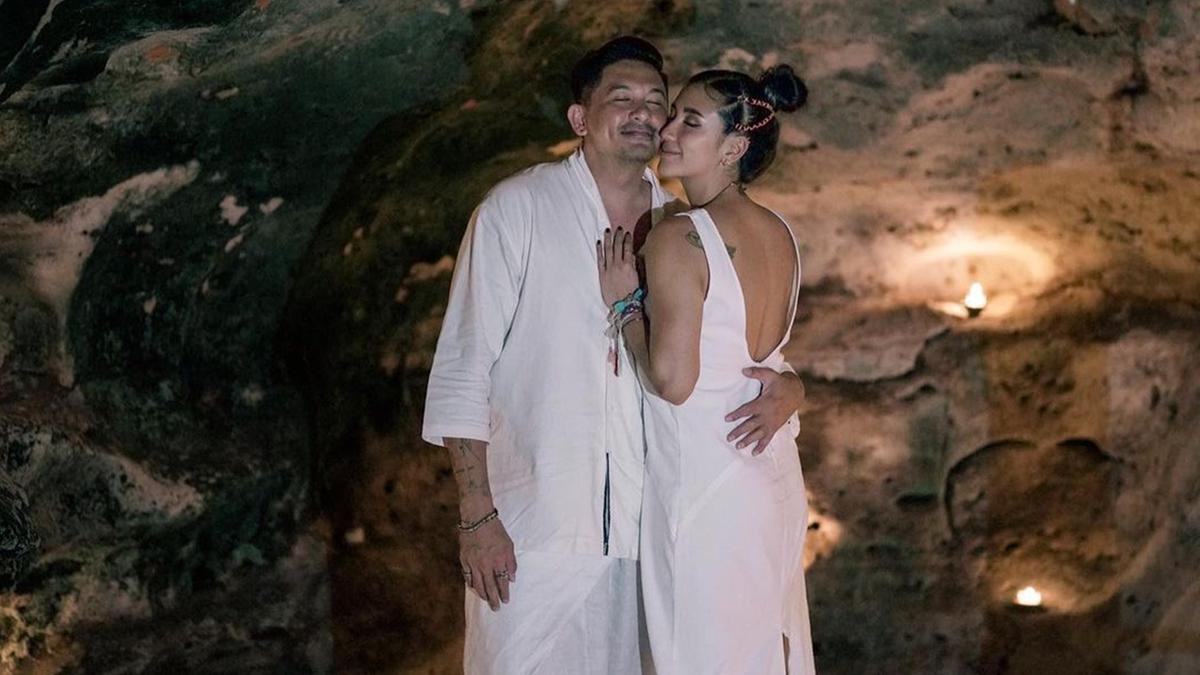 5 Momen Menggemaskan Ryan Delon Mode Nurut Dipotong Rambut Sang Istri, Sharena: Barber Barbar
