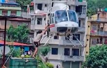 Helikopter Evakuasi Korban Banjir Bandang di Nepal