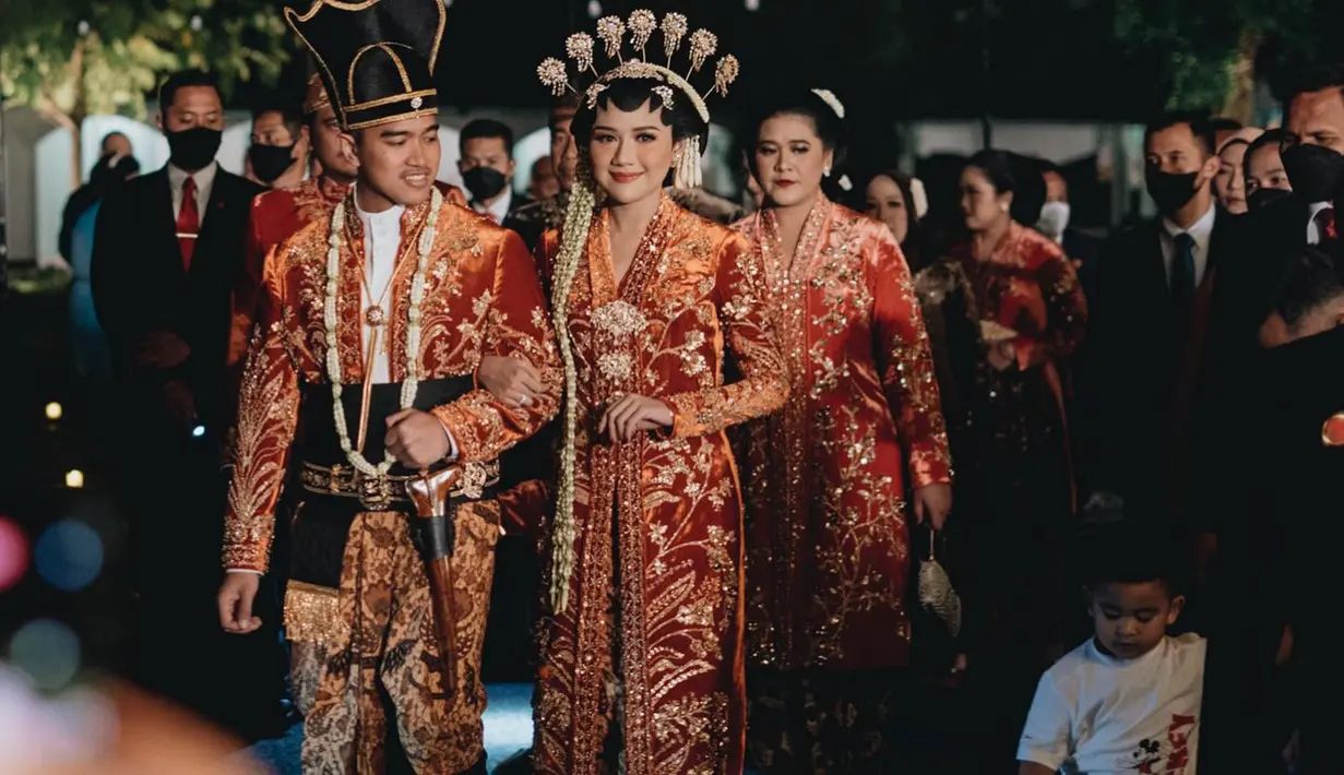 Mereka mengenakan pakaian adat dengan material beledu tersebut saat resepsi pernikahan di Puro Mangkunegaran, Solo, Desember 2022. [Foto: @erinagudono]