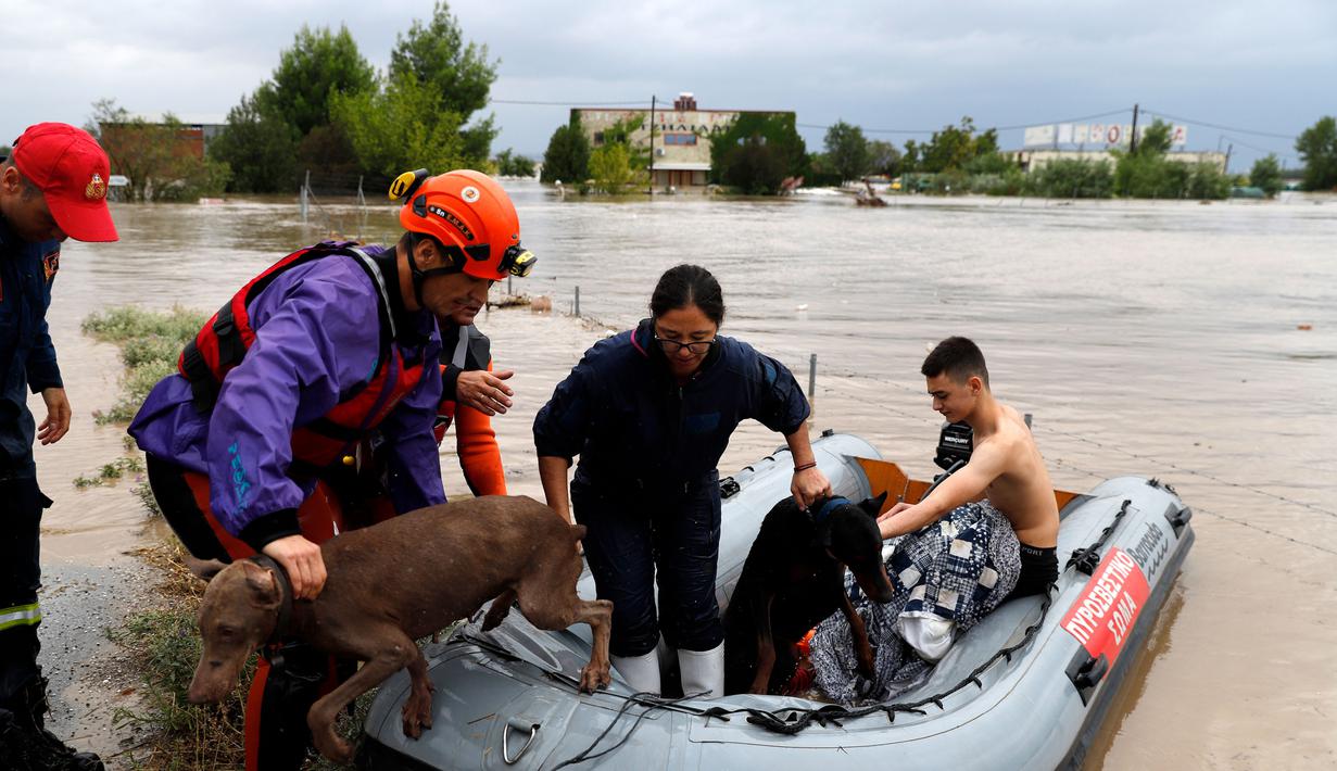 Perdana Menteri Yunani Kyriakos Mitsotakis menyalahkan kebakaran hutan dan badai pada perubahan iklim. (AP Photo/Vaggelis Kousioras)