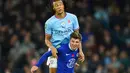 Nathan Ake dari Manchester City (atas) melompat untuk merebut bola dengan pemain Chelsea Mason Mount pada pertandingan sepak bola putaran ketiga Piala Liga Inggris atau Carabao Cup di Etihad Stadium, Manchester, Inggris, 9 November 2022. Manchester City menang 2-0. (AP Photo/Dave Thompson)