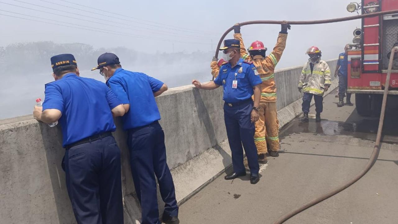 Hasan mengatakan, personelnya kesulitan memadamkan api karena armada pemadam kebakaran tidak bisa menjangkau titik lokasi yang terbakar. Proses pemadaman dilakukan dari Jalan Tol Cibitung-Cilincing.<br>