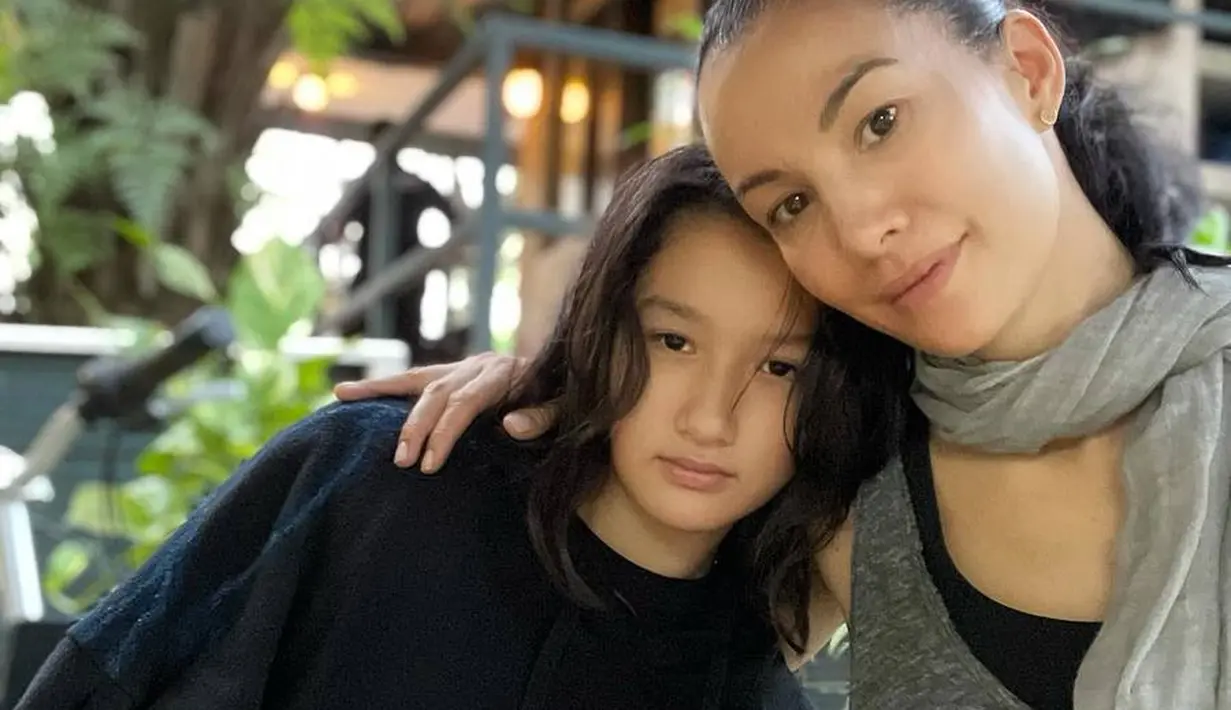 Nadya Hutagalung belakangan mengunggah potret penampilan putrinya setelah sebelumnya dirahasiakan. [Foto: Instagram/nadyahutagalung].