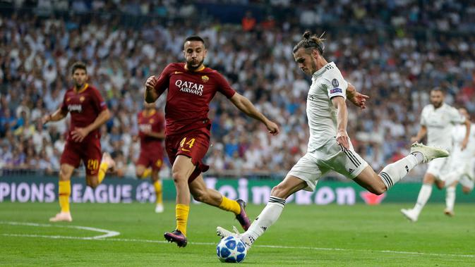 Gelandang Real Madrid, Gareth Bale (tengah) menendang bola ke gawang AS Roma pada pertandingan Grup G Liga Champions di Stadion Santiago Bernabeu, Madrid, Spanyol, Rabu (19/9). Madrid membantai Roma 3-0. (AP Photo/Manu Fernandez)