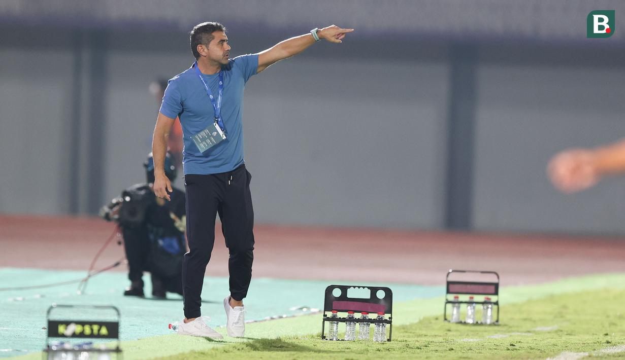 <p>Pelatih kepala Persita Tangerang, Luis Duran memberi instruksi kepada pemainnya saat menghadapi PSS Sleman pada laga pekan ke-9 BRI Liga 1 2023/2024 di Stadion Indomilk Arena, Tangerang, Jumat (18/8/2023). (Bola.com/Abdul Aziz)</p>