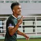 Pemain Persikabo 1973, Gustavo Tocantins, melakukan selebrasi usai mencetak gol ke gawang Persebaya Surabaya dalam laga pekan pertama BRI Liga 1 2022/2023 antara Persikabo 1973 melawan Persebaya Surabaya di Stadion Pakansari, Bogor, Senin (25/7/2022) malam WIB. (Bola.com/M Iqbal Ichsan)