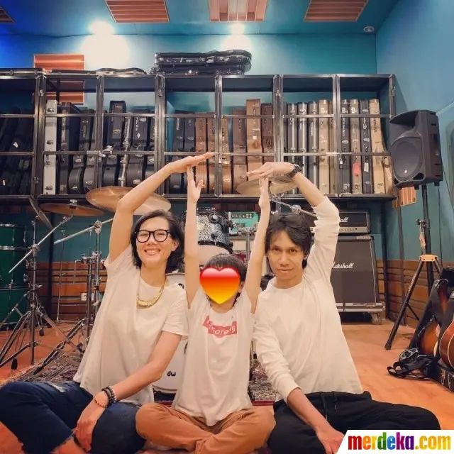 Eross Candra di kediamannnya yang unik di Yogya