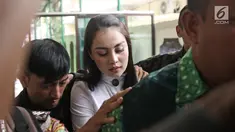 Artis Jennifer Dunn menuju ruangan untuk menjalani sidang lanjutan di PN Jakarta Selatan, Kamis (19/4). Sidang tersebut beragendakan mendengar keterangan saksi yang didatangkan oleh pihak Jaksa Penuntut Umum. (Liputan6.com/Herman Zakharia)
