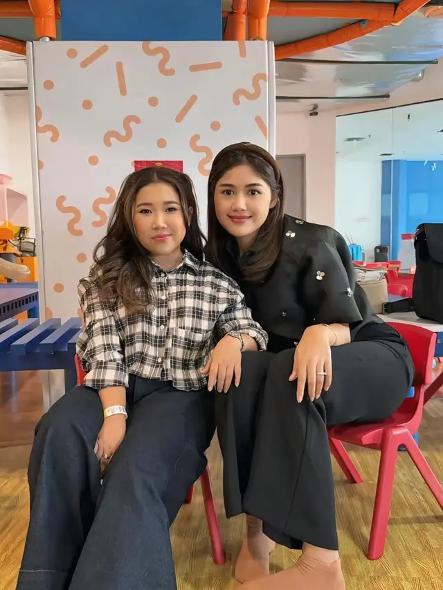 Tampilan Duo Mama Kiky Saputri dan Erina Gudono Temani Anak-Anak Playdate Saat Libur Lebaran