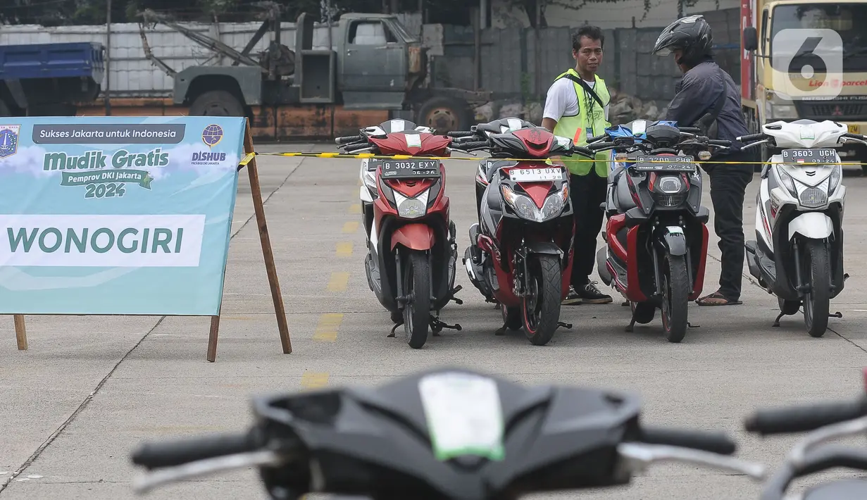 Dishub DKI Jakarta menyediakan truk pengangkut motor untuk para pemudik yang sudah mendaftarkan diri melalui online. (merdeka.com/Imam Buhori)