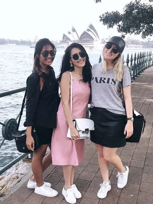 Di akun Instagramnya, sejumlah foto diunggah Ayu sedang bersama teman-temannya yang bule. Yang membuat warga net ingin berkomentar adalah keterangan foto yang ditulis Ayu dan menyebut para bule itu adalah squadnya. (Instagram/ayutingting92)