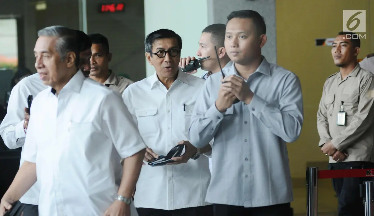 Menteri Hukum dan HAM Yasonna H Laoly (tengah) sesaat jelang meninggalkan gedung KPK usai diperiksa, Jakarta, Rabu (10/1). Yasonna diperiksa sebagai saksi untuk tersangka ASS dalam penyidikan dugaan korupsi proyek e-KTP. (Liputan6.com/Helmi Fithriansyah)
