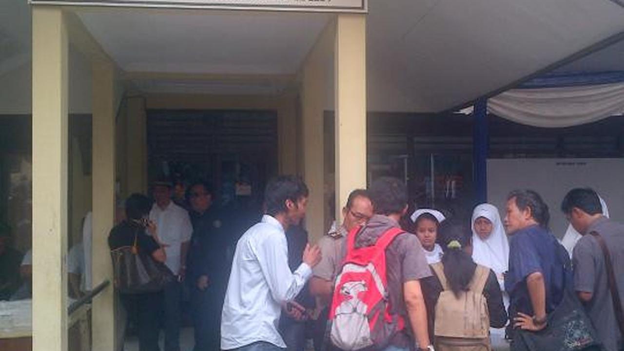 Tampak wartawan dengan duduk menunggu proses identifikasi korban Sukho 