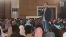 Indiepreneur Panjdi Pragiwaksono berinteraksi dengan peserta Emtek Goes To Campus 2018 di Universitas Negeri Semarang (UNNES), Semarang, Kamis (19/7). Panjdi Pragiwaksono membagi ilmu dan pengalamannya di EGTC 2018. (Liputan6.com/Herman Zakharia)