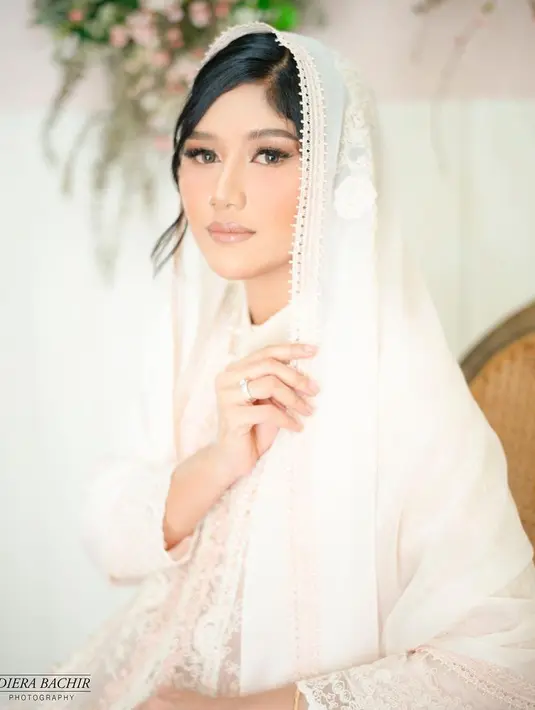 Sebelumnya, Erina sudah menjalani sesi foto dengan baju yang sama. Dengan pulasan makeup dari Bennu Sorumba. [Foto: @erinagudono]