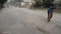 [VIDEO] Warga Kediri Bersihkan Jalan dari Abu dan Pasir Kelud